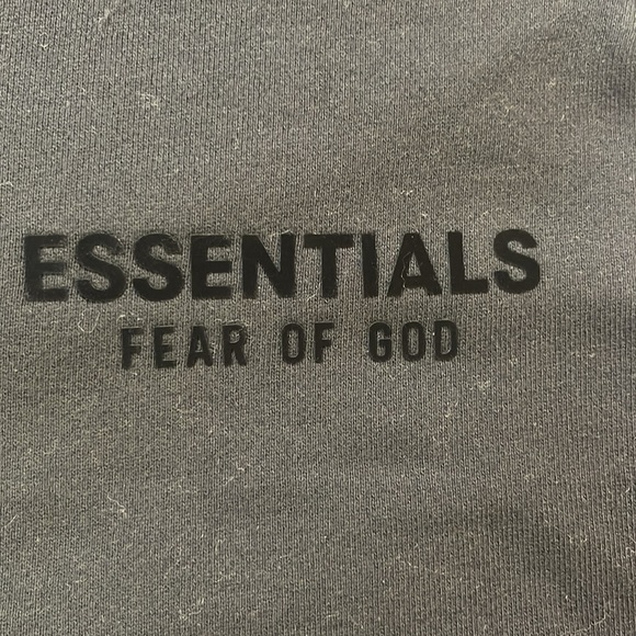 Fear of god essentials 2023 jet black sweat shorts - Picture 2 of 8